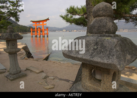 Japan westlichen Honshu Miyajima Itsuku Shima Jinja schwimmenden Torii weiten Blick mit traditionellen Stein Kerze steht in frgd Stockfoto