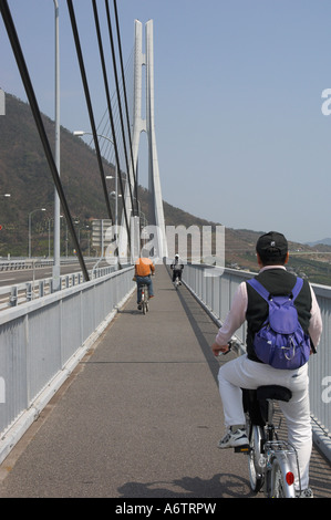 Ehime Japan Archipel Omishima Insel Tatara Brücke Honshu-Shikoku Brücke Projekt Nishiseto Schnellstraße Menschen auf Fahrrädern ridi Stockfoto