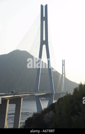 Ehime Japan Archipel Omishima Insel Tatara Brücke Honshu-Shikoku Brücke Projekt Nishiseto-Autobahn-Blick auf die Brücke mit Stockfoto