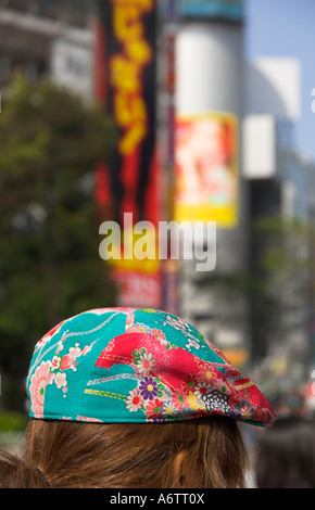 Zentralen Honshu Japan Tokio Shibuya Main Kreuzung hautnah von einem ausgefallenen Hut mit verschwommenen Anzeige Plakate in bkgd Stockfoto