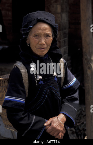 China, Provinz Yunnan.  Bouyei Minderheit Seniorin von Doyi branch Stockfoto