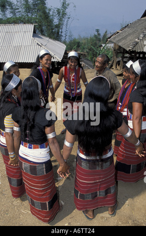 China, Provinz Yunnan, Simao Region. WA Minderheit Frauen tanzen in traditioneller Tracht. Stockfoto