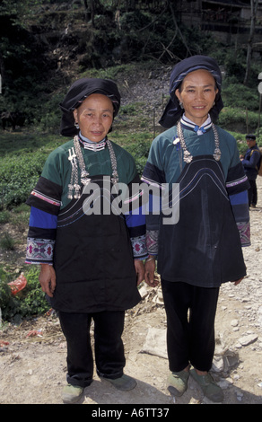 China, Provinz Yunnan. Bouyei Minderheit Frauen in traditioneller Tracht. Stockfoto