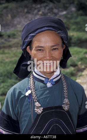 China, Provinz Yunnan. Bouyei Minderheit Frau in Tracht. Stockfoto