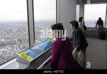 Japan zentralen Honshu Tokyo Shinjuku Tokyo Metropolitan Government Buildings Beobachtung Stock auf zwei Gebäude Menschen Loo Stockfoto