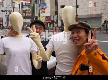 Japan zentralen Honshu Tokyo Asakusa zwei junge Männer auf der Straße mit zwei Dummy-Modelle alle machte das V-Zeichen an der Kamera Stockfoto