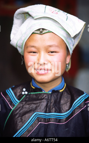 China, Yunnan, Qujing Bezirk teilnehmen. Young Bouyei Minderheit Frau Porträt; Lazhe Dorf Stockfoto