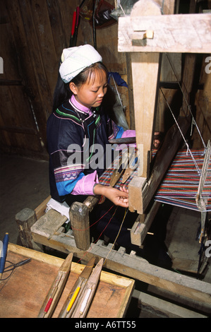 China, Yunnan, Qujing Bezirk teilnehmen. Bouyei junge Frau am Webstuhl spinnt; Lazhe Dorf Stockfoto