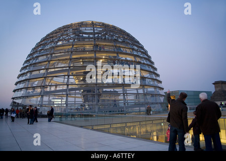 Terasse und Kuppel auf dem Reichstag in der Abenddämmerung, Berlin, Deutschland, Europa Stockfoto