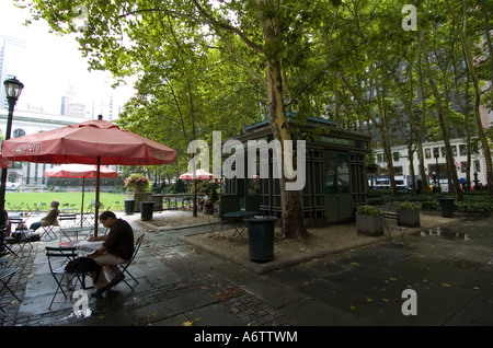 Schattigen Bryant Park in Midtown Manhattan, New York City Stockfoto