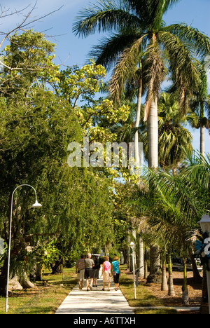 Thomas Edison Winter home Anwesen mit Touristen im Botanischen Garten Gehweg Fort Myers Florida Stockfoto