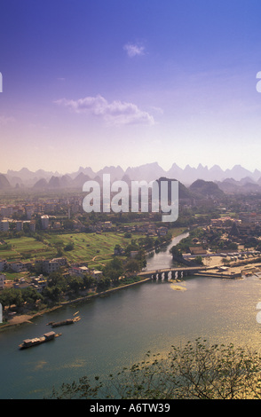 Guangxi, China Guilin. Blick auf den Li-Fluss aus gefalteten Brokat hill Stockfoto
