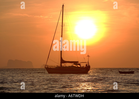 Segeln Boot vor Sonnenaufgang an der Küste der Insel Koh Kradan - Andamanensee, Thailand, Asien Stockfoto