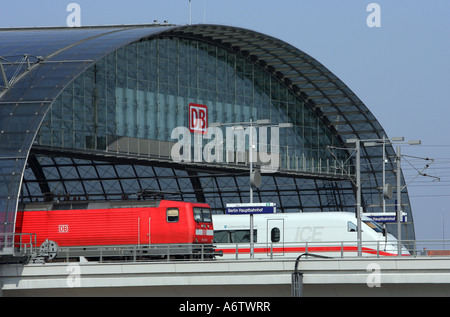Regionalexpress und ICE im Central station (Hauptbahnhof) Berlin, Deutschland, Europa Stockfoto