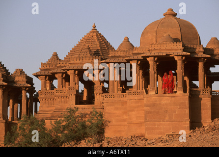 Indien, Rajasthan, einlaufendes, zwei Frauen; Königliche Cenotaphs - Bada Bagh (MR) Stockfoto