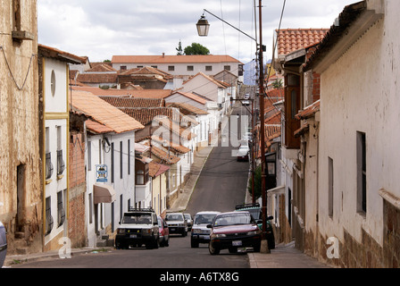 Schmale Straße mit Whitwashed Häusern, Sucre, Bolivien Stockfoto