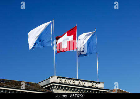 Flaggen der Schweiz und des Kantons Zürich auf dem Dach des Luxus Hotel Baur au Lac, Zürich, Schweiz Stockfoto