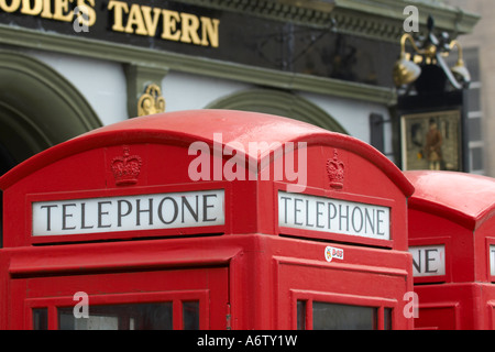 Traditionellen K2 rot Boxen Telefon in der Altstadt von Edinburgh Stockfoto