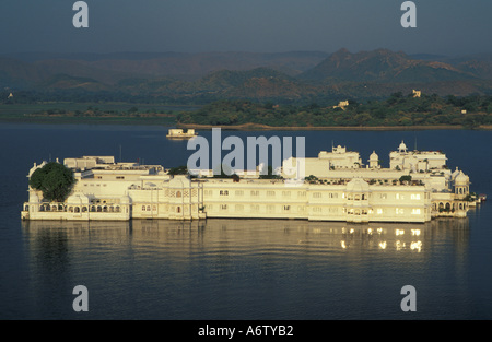 Indien, Rajasthan, Udaipur, Pichola-See.  Lake Palace Hotel, Sommerpalast für Herrscher der Stadt. Gebauten 1746 Stockfoto