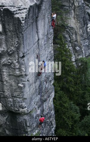 Bergsteiger auf die Felsformationen an der Bastei, Elbsandsteingebirge, Sachsen, Deutschland Stockfoto