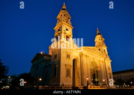 St. Stephan Basilika bei Dämmerung, Pest, Budapest, Ungarn Stockfoto