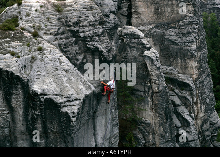 Bergsteiger auf die Felsformationen an der Bastei, Elbsandsteingebirge, Sachsen, Deutschland Stockfoto