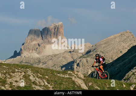 Weibliche Mountainbiker am Valparola Pass, mit Grande Torre im Hintergrund, Dolomiten, Italien Stockfoto