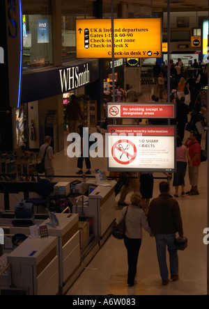 Terminal 1 al London Heathrow Flughafen Abflüge Stockfoto