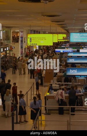 Terminal 1 al London Heathrow Flughafen Abflüge Stockfoto