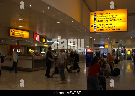 Terminal 1 al London Heathrow Flughafen Abflüge Stockfoto