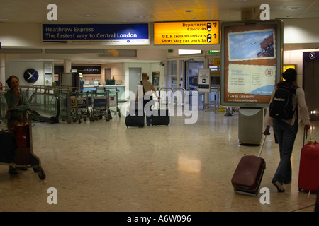 Terminal 1 al London Heathrow Flughafen Abflüge Stockfoto