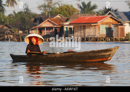 Frau auf dem Weg zum schwimmenden Markt, Banjarmasin, Süd-Kalimantan, Borneo, Indonesien Stockfoto