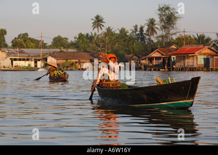 Frau auf dem Weg zum schwimmenden Markt, Banjarmasin, Süd-Kalimantan, Borneo, Indonesien Stockfoto