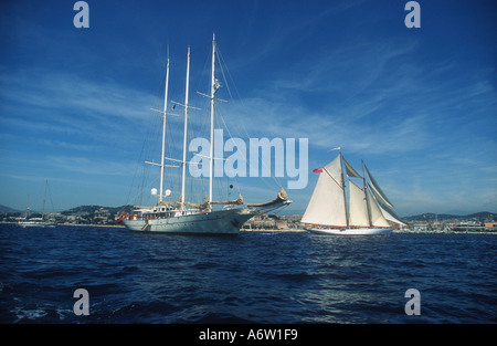 Drei Masten Staysail schoner Aquarius W und Gaffel-Schoner Altair abseits die französischen Mittelmeer-Küste in der Nähe von Nizza Stockfoto