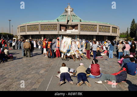 Pilgern vor der neuen Wallfahrt Kirche La Basilica de Nuestra Senora de Guadalupe, Mexiko-Stadt, Mexiko Stockfoto