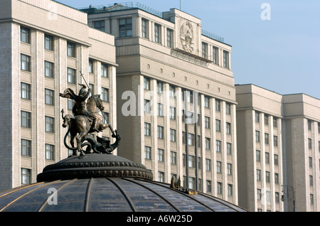 Die Statue des St. George und der Drache und das Parlamentsgebäude Staatsduma in Moskau Russland Stockfoto