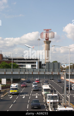 Radar Schüssel und oberen Ebene Parkplatz am Terminal 1 Flughafen London Heathrow mit British Airways Flugzeuge abheben Stockfoto