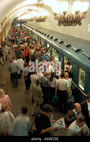 Passagiere auf einer Plattform an Kievskaya Metro Station in Moskau an Bord ein Zuges Russland Stockfoto