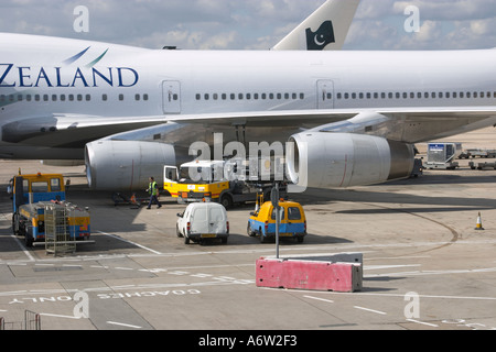 New Zealand Boeing 747 Flugzeug am Flughafen London Heathrow aus Unterflurhydrant mit Service-Fahrzeuge betankt werden Stockfoto