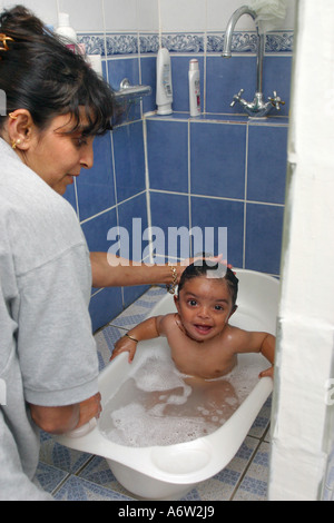 Achtzehn Monate Baby wird in kleinen Wanne getaucht Stockfoto