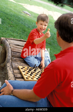 Familie Vater und Sohn spielen Schach Stockfoto