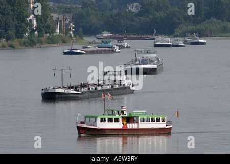 Schiffe auf dem Fluss Rhein bei Koblenz, Rheinland-Pfalz, Deutschland Stockfoto