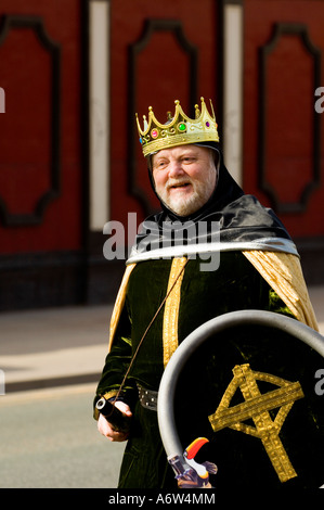 Mann in König Outfit St.Patrick Day-parade Stockfoto