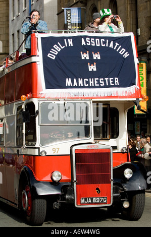 Dublin-Verein anmelden oben offenen Doppeldecker-Bus St. Patrick es Day Parade Manchester UK Stockfoto