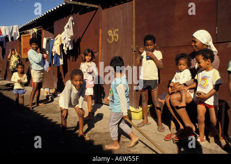 Lateinamerika Brasilien Kinder spielen im Slum in Rio De Janeiro Alltag in einem Favela-slum Stockfoto