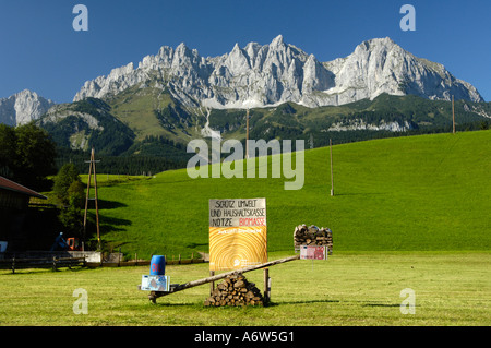 Werbeplakat für die Verwendung von Energie aus Biomasse auf einem Feld mit Blick auf die Alpen Stockfoto