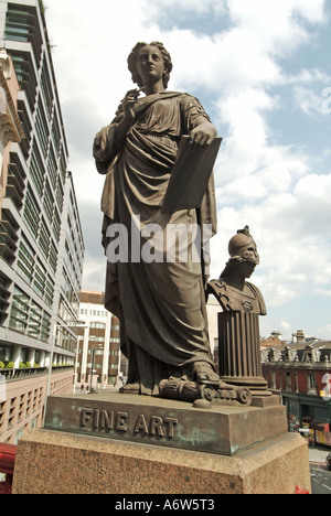 Holborn Viaduct Statue Kunst auf Brüstung neben Pflaster Stockfoto