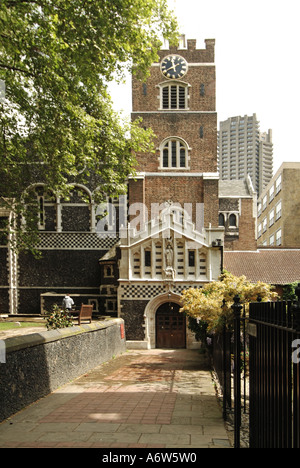 Nähern Sie sich dem Pfad und dem Turm des historischen Mittelalters, der Priory Church of St Bartholomew, dem Großen, denkmalgeschützten Gebäude der Kategorie 1 in Smithfield London, England Stockfoto