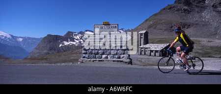 Radfahrer erreichen der Col de L'Iseran Gipfel in den französischen Alpen, einer der großen Höhe Tour de France Mountainbike Strecken nur Öffnen durch den Sommer. Stockfoto