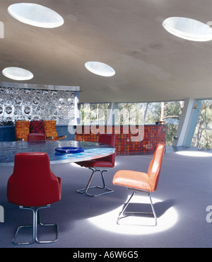 Raumschiff-Haus, in der Nähe von Sydney, New South Wales, 1963. Essbereich mit einem runden Tisch. Architekt: Eugene van Grecken Stockfoto